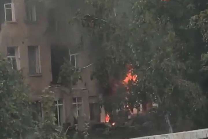У Голосіївському районі горить покинутий будинок