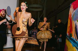 18-летняя дочь Синди Кроуфорд в платье-гитаре на голое тело вышла на подиум