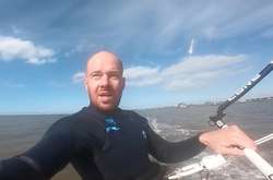 Серфер робив селфі і випадково зняв падіння метеора: відео