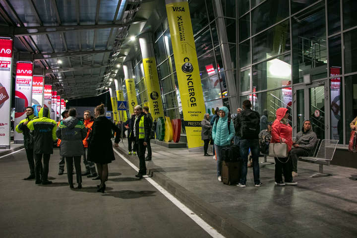 Невідомий «замінував» аеропорт «Київ»: пасажирів екстрено евакуювали