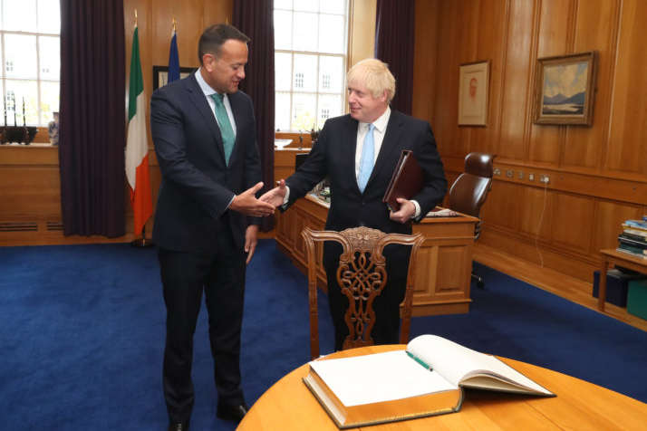 Прем’єру Ірландії вручили пляшечку святої води перед зустріччю з Джонсоном