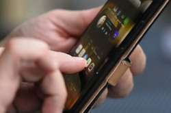 Лікарі розповіли про небезпеку використання смартфона в туалеті