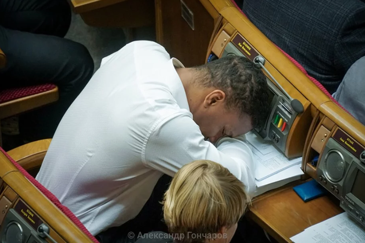 Нардеп від «Слуги народу» Беленюк заснув на засіданні Верховної Ради