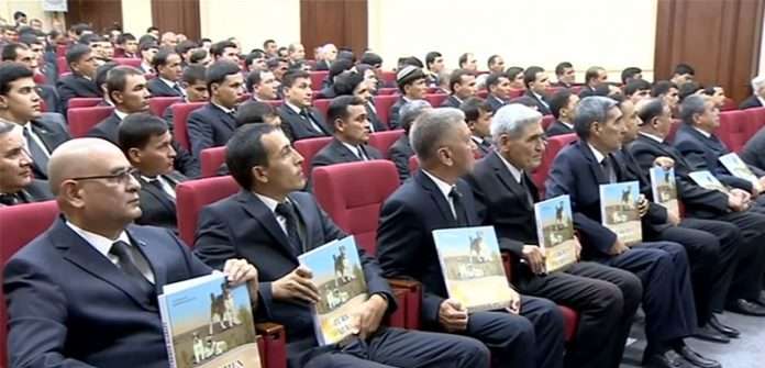 У Туркменістані восьмий день святкують публікацію книги президента «Туркменський алабай»