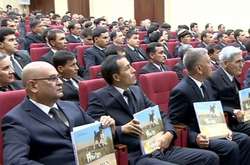 У Туркменістані восьмий день святкують публікацію книги президента «Туркменський алабай»