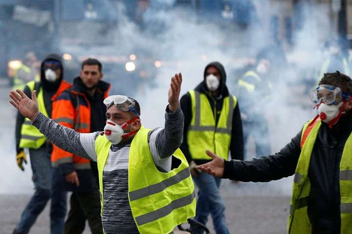 Протест «жовтих жилетів» у Парижі: затримали понад 100 осіб – поліція застосувала газ