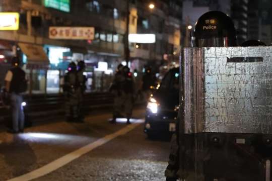 У Гонконгу протестувальники зводять барикади, поліція застосувала сльозогінний газ