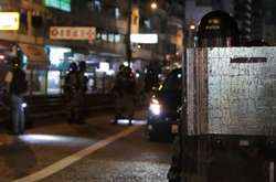 У Гонконгу протестувальники зводять барикади, поліція застосувала сльозогінний газ