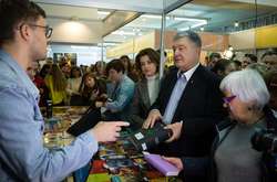 Порошенко накупив книжок на Форумі видавців у Львові (фото, відео)