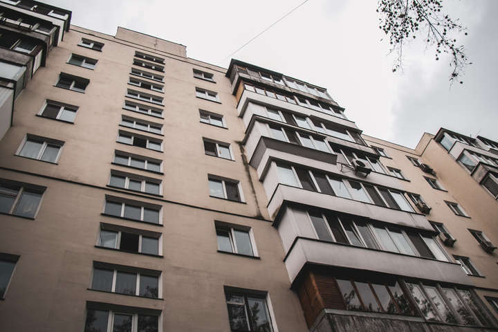 У Києві з балкону випала 87-річна жінка