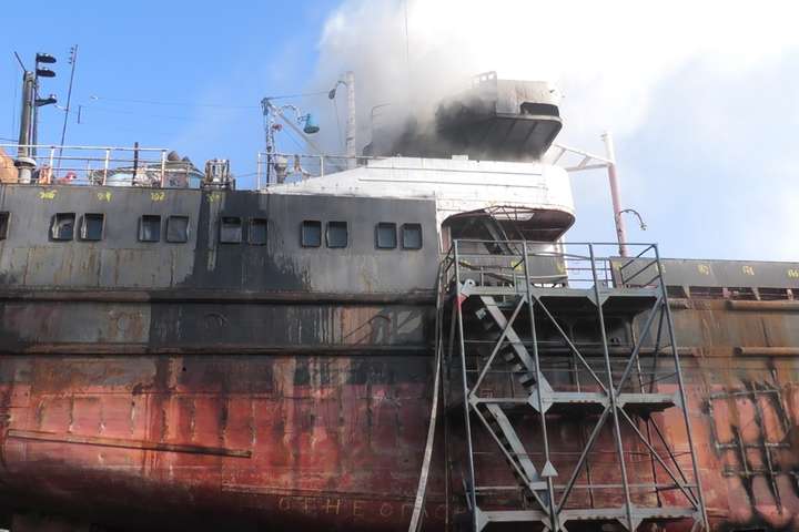 У Херсоні загорілося судно, яке стояло на ремонті