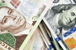 Долар продовжує оновлювати багаторічні мінімуми