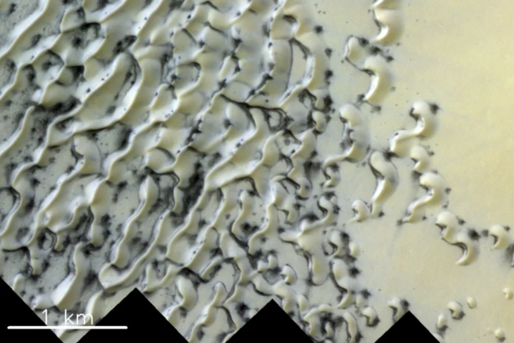 Зображення Марса, де планета схожа на тістечко з кремом