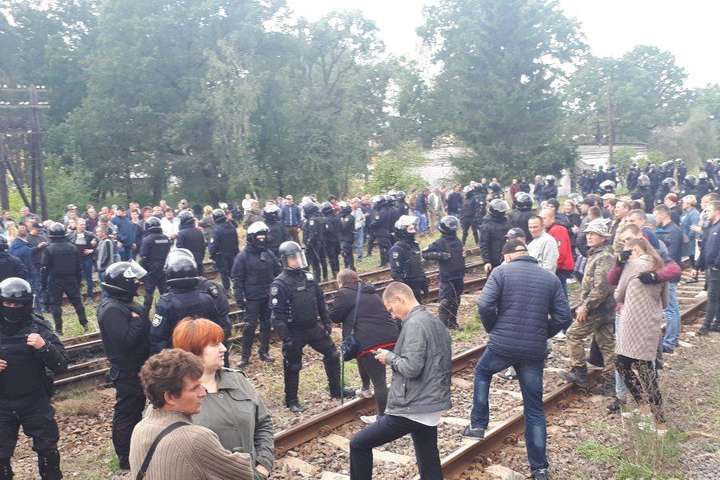 Російські вагони з вугіллям на Львівщині: у штабі блокади заявляють, що акція продовжуватиметься