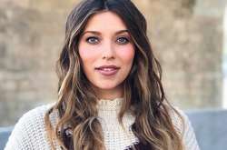 Регина Тодоренко поразила поклонников, позируя на лужайке