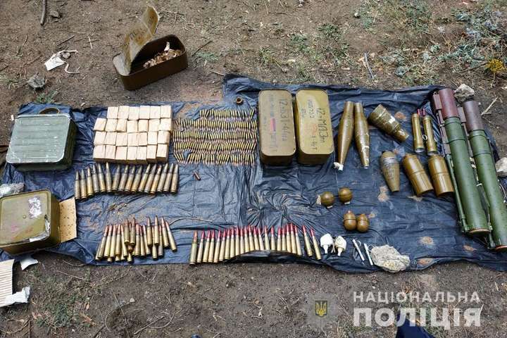 На Луганщині поліція виявила схрон боєприпасів бойовиків