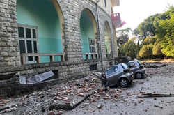 Після землетрусу в суботу вдень було зафіксовано понад 100 подальших поштовхів