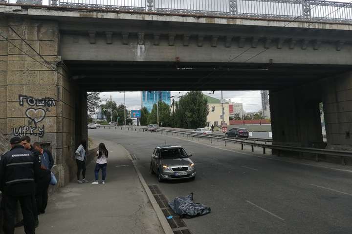 У Києві чоловік впав із залізничного моста під авто