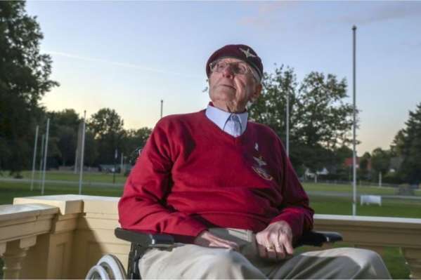 У Нідерландах 97-річний ветеран Другої світової війни стрибнув із парашутом