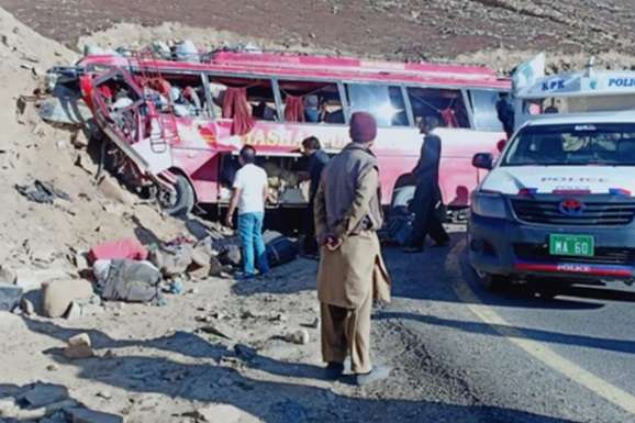 У Пакистані пасажирський автобус врізався в пагорб: 26 загиблих