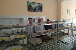 На Хмельниччині показали, чим харчуються ракетники ЗСУ