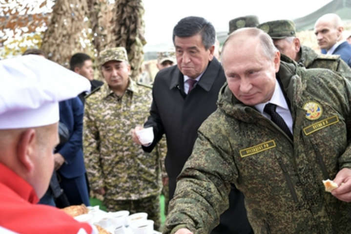 «А вы сами то это ели?» Путина заставили проглотить пищу российских солдат