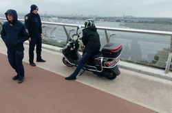 На «мосту Кличка» у Києві затримали п'яного водія мопеда