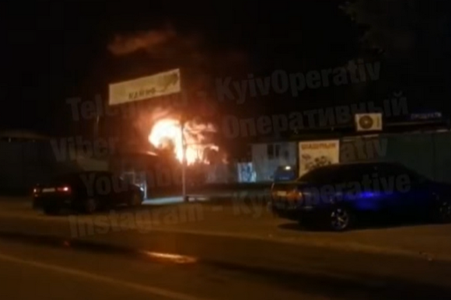 У Деснянському районі Києва сталася пожежа, чутно вибухи
