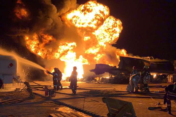У Києві горіли автоцистери з паливом: ДСНС залучило пожежний потяг