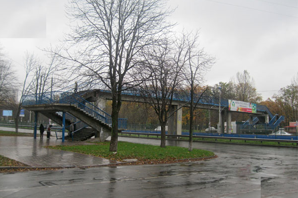 Пішохідний міст на проспекті Курбаса у Києві закрили на ремонт