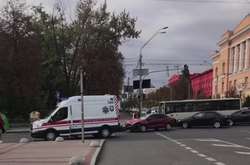 У Києві легковик протаранив швидку допомогу (відео) 
