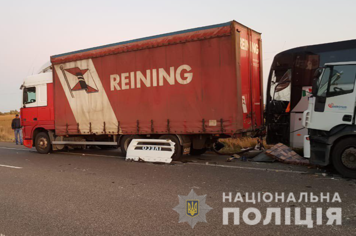На Київщині вантажівка врізалася в автобус, який наїхав на людей, що стояли перед ним: три жертви