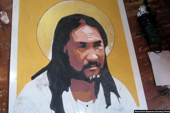 У Росії шамана, який йшов виганяти Путіна, намалювали в образі святого