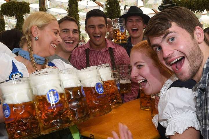 Мільйони відвідувачів та літрів випитого пива. У Німеччині стартував легендарний Октоберфест
