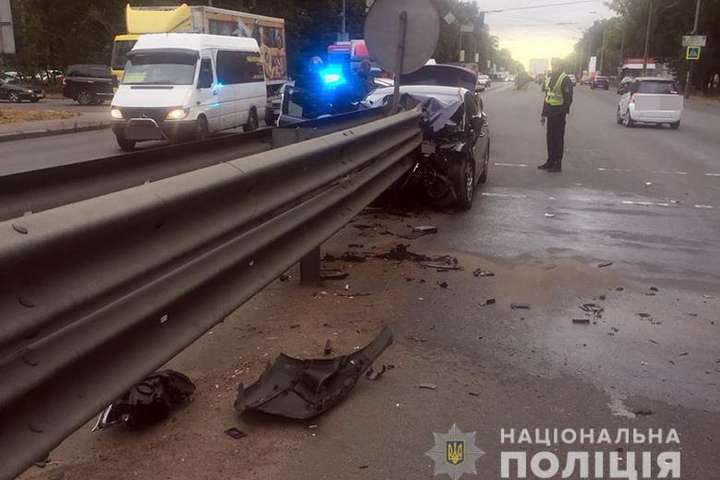 У Києві водій легковика протаранив металевий відбійник і загинув на місці аварії (фото)