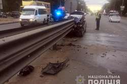 У Києві водій легковика протаранив металевий відбійник і загинув на місці аварії (фото)