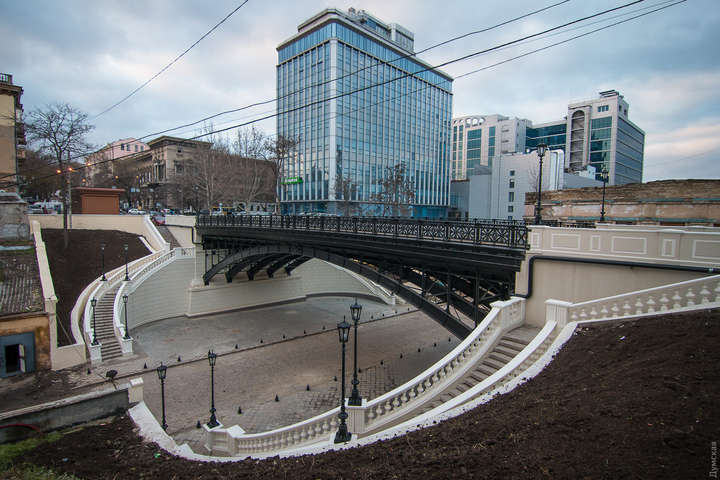 В Одессе неизвестный угрожает взорвать мост