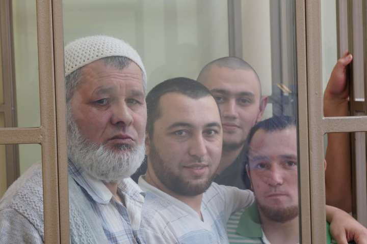Окупанти етапували до Криму 15 кримських татар для впізнання засекреченим свідком