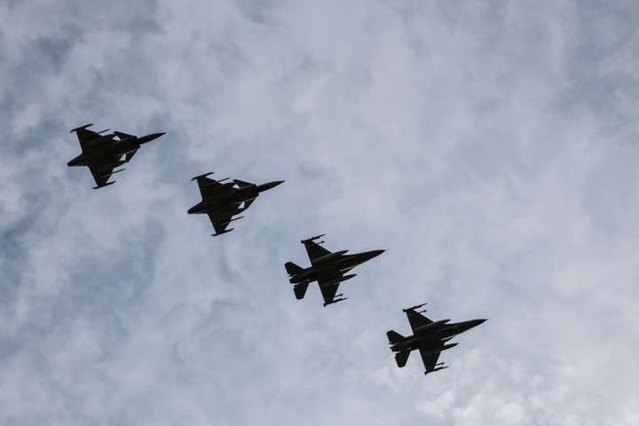 Истребители НАТО за неделю шесть раз перехватили над Балтикой военные самолеты РФ