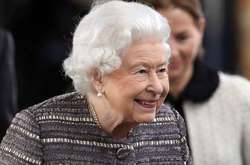 Заботливая королева: Елизавета II сама приготовила рабочему чай