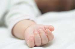 В Индии родилась девочка с четырьмя ногами и тремя руками (фото)