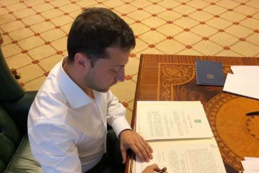 Зеленський підписав закон, що спростить прийом на роботу та звільнення чиновників
