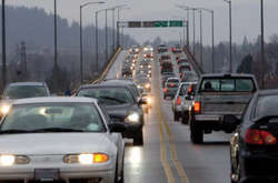 В Україні з 1 жовтня водіям потрібно їздити з увімкненими фарами