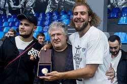 Коломойский сходил на баскетбольный матч с участием его младшего сына