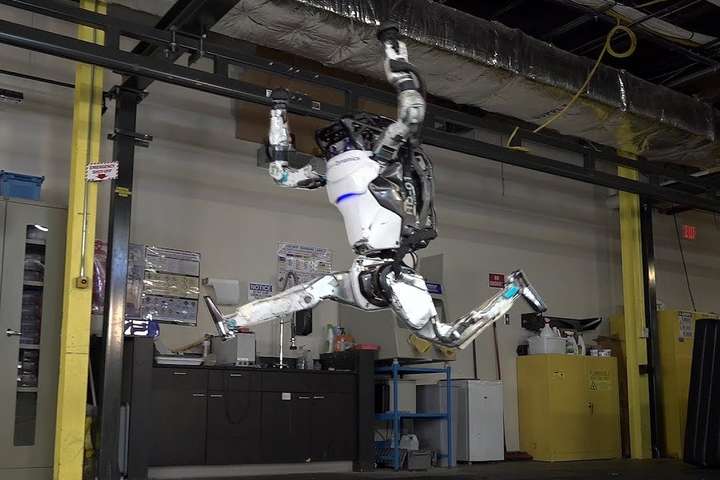 Человекоподобный робот Atlas научился кувыркаться и стоять на руках