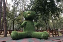 В киевском парке появилась огромная скульптура медведя из травы