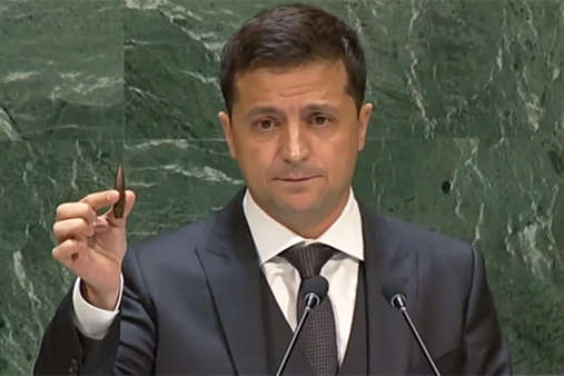 Зеленський в ООН показав кулю, якою вбили оперного співака Василя Сліпака