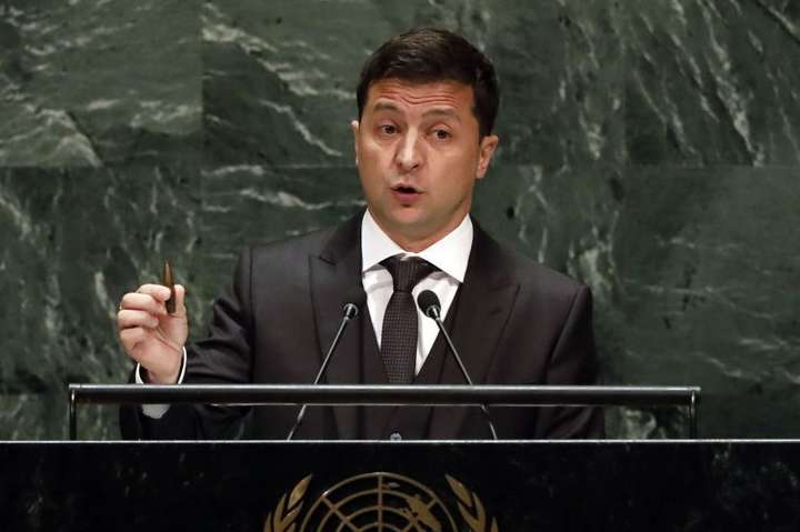 Президент Украины Владимир Зеленский во время выступления на Генеральной ассамблее ООН - Зеленский показал в ООН пулю, которая убила оперного певца Слипака на Донбассе