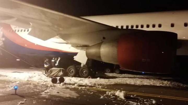У Росії літак здійснив аварійну посадку: постраждали понад 40 осіб