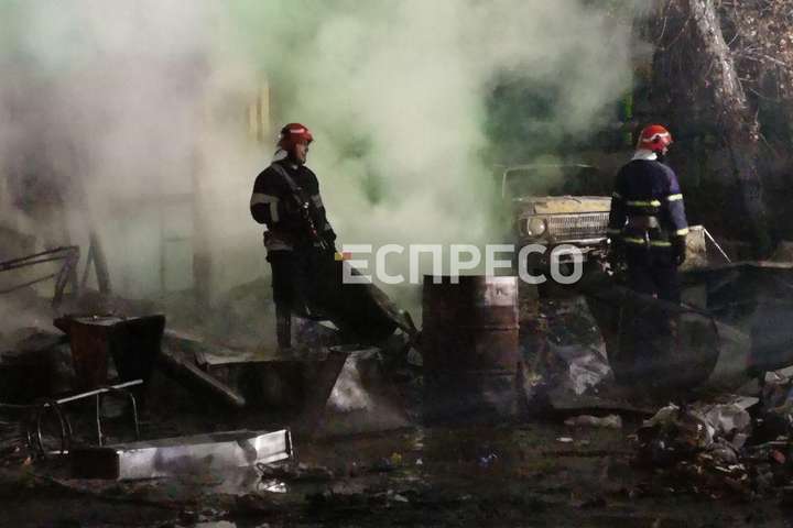 У Києві на Видубичах сталася пожежа в автокооперативі
